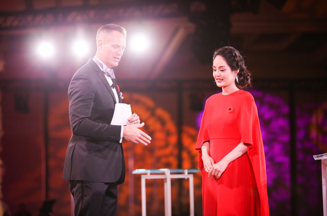 爱心拍卖筹集善款