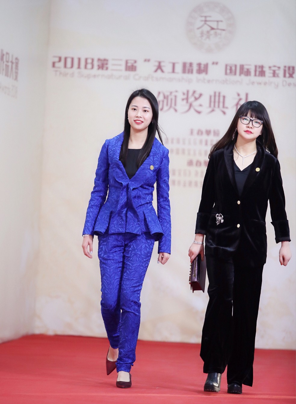 6008集团官方网站设计师走上仪式红毯