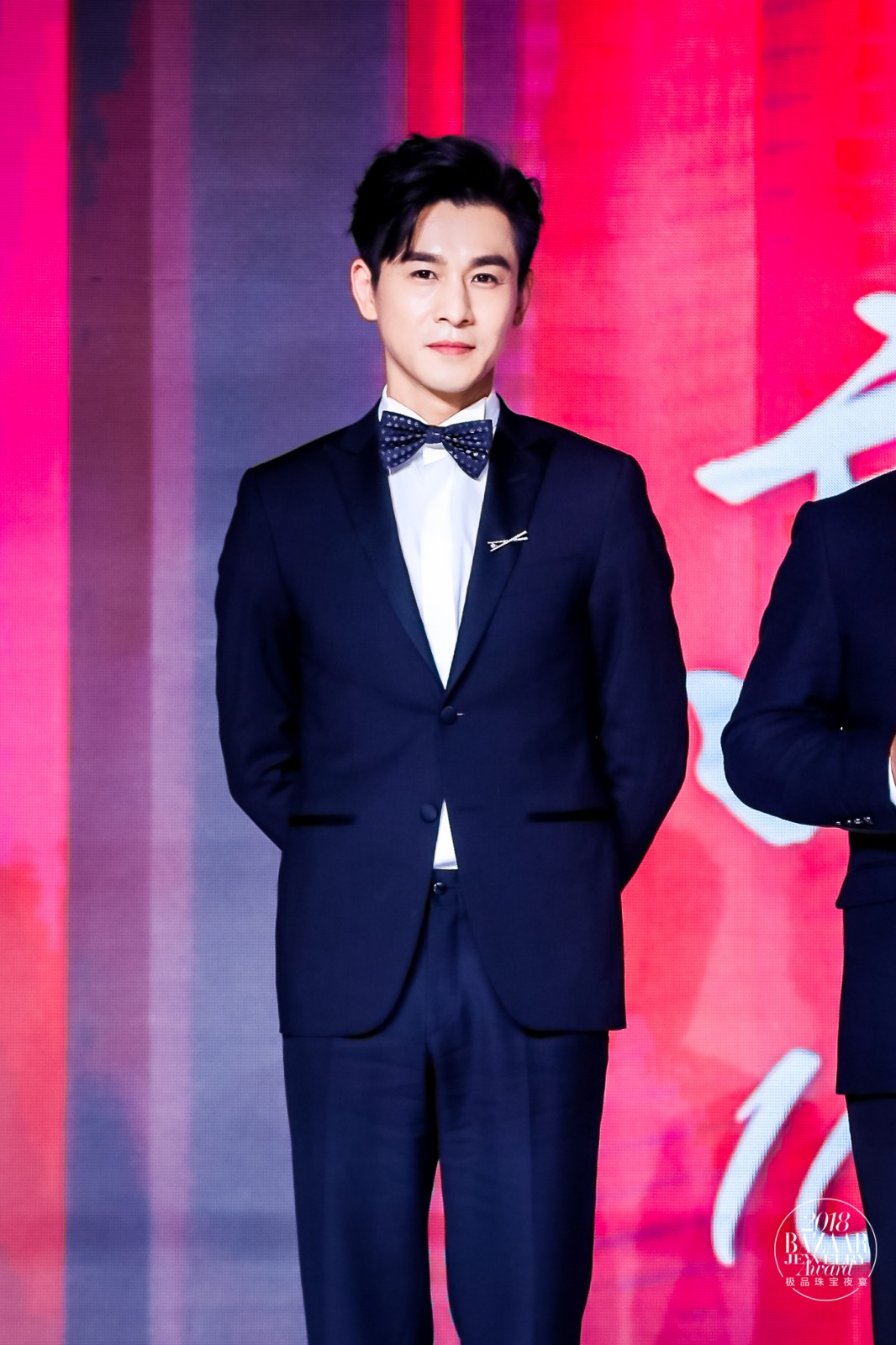 乔振宇佩带 “箸！！ 胸针、、、戒指，“结” 系列袖扣